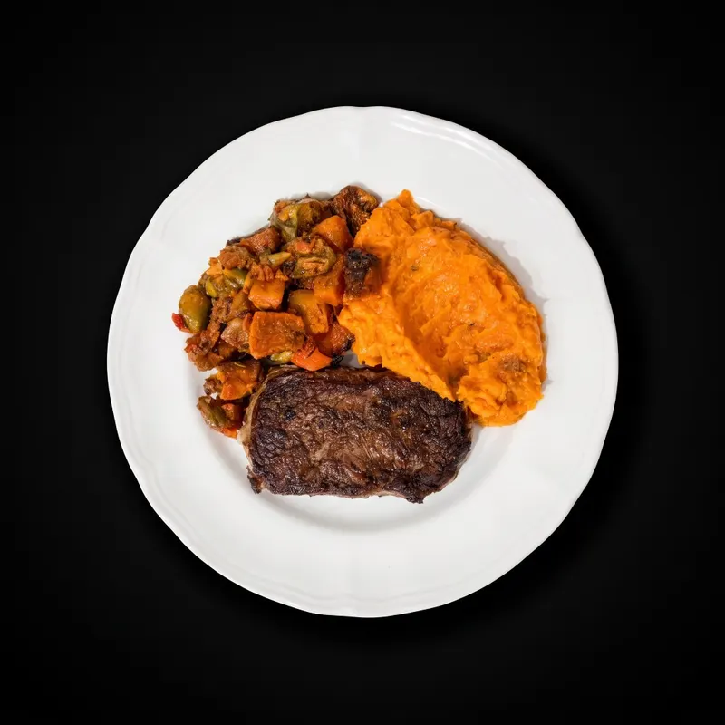 Bife de Chorizo con puré de zanahoria y salteado de verduras
