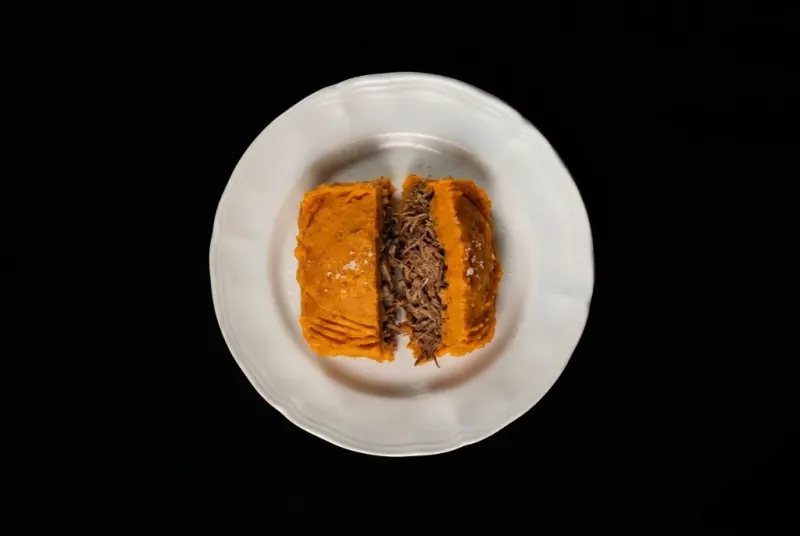 Pastel de boniato con bondiola desmenuzada, miel, queso cremoso y aceitunas