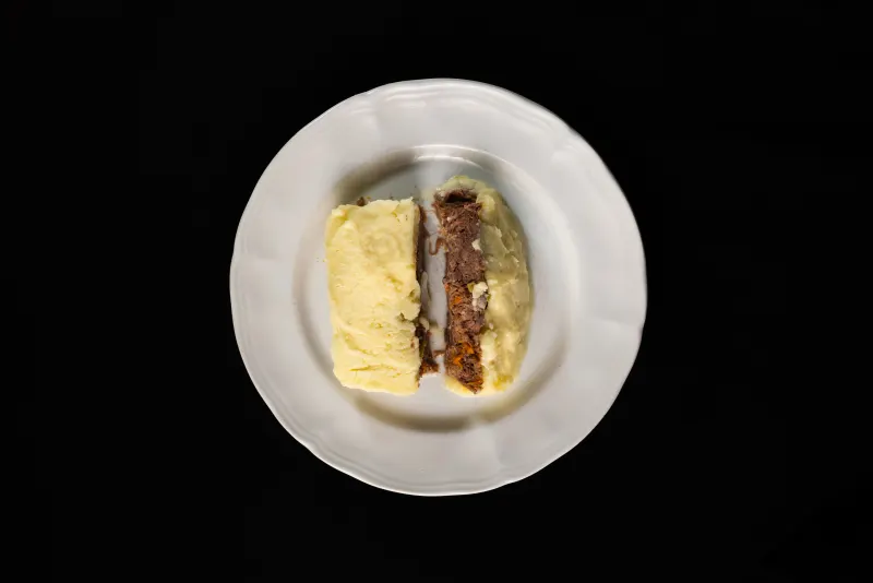 Pastel de papa con huevo duro, aceitunas y queso cremoso