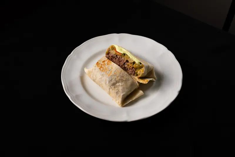 Wrap de carne desmenuzada, verduras y salsa de palta