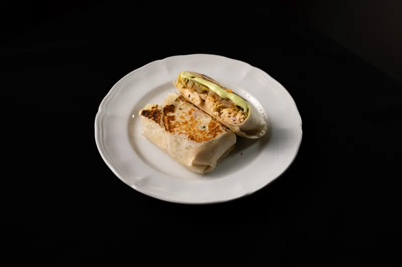 Wrap de pechuga de pollo con verduras salteadas y salsa de palta